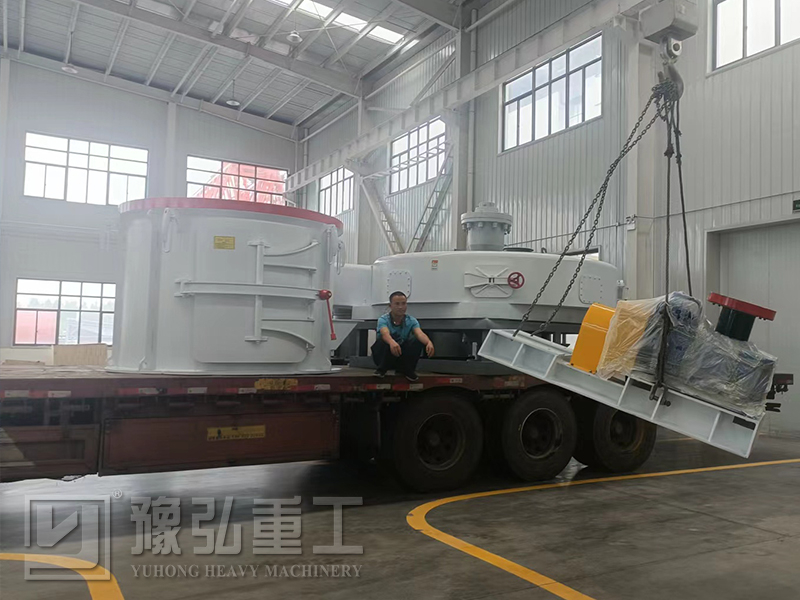 豫弘重工欧版磨粉机设备装车发货现场